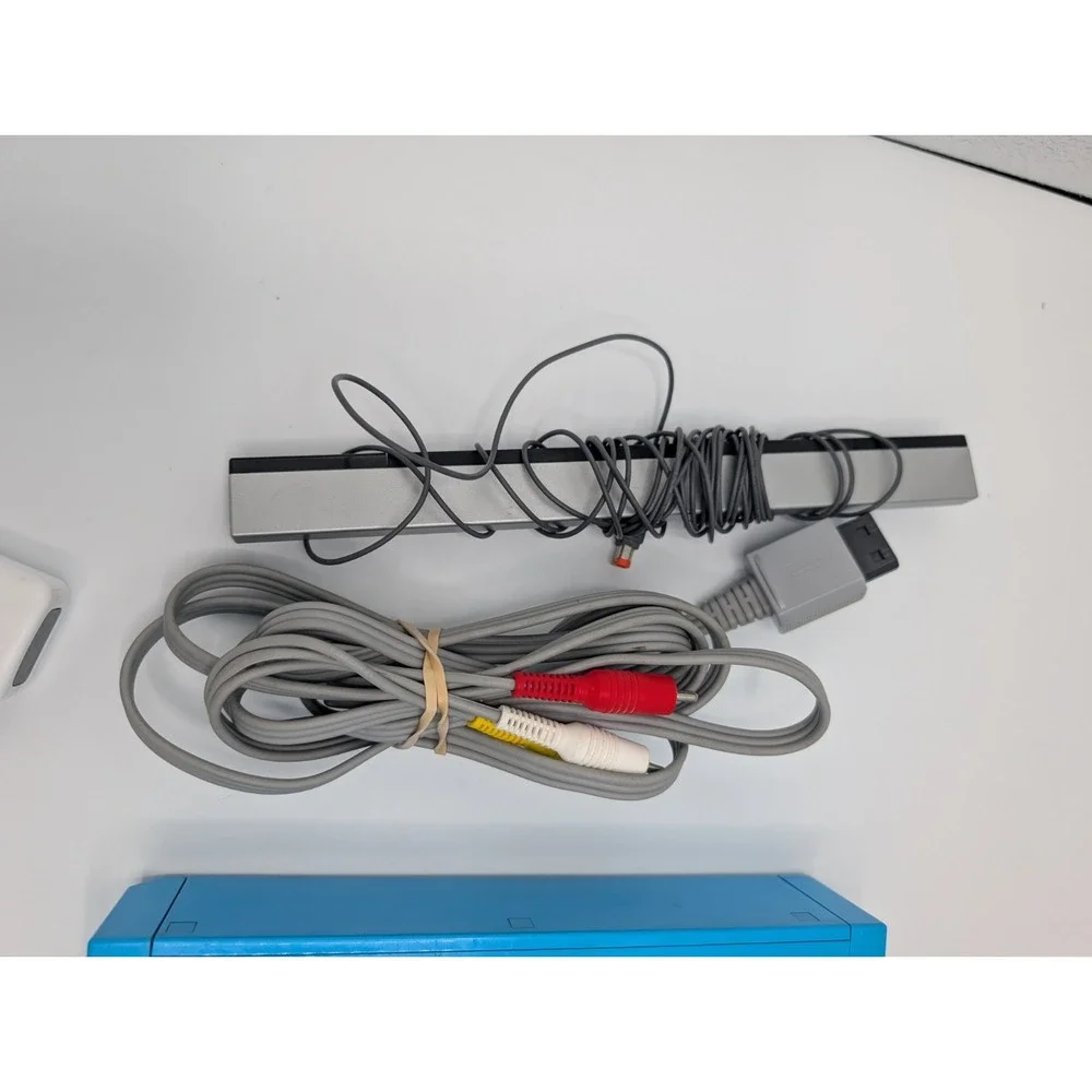 Nintendo Wii RVL-001 Blue Console Bundle w/ Remote Sensor Bar AV/Power